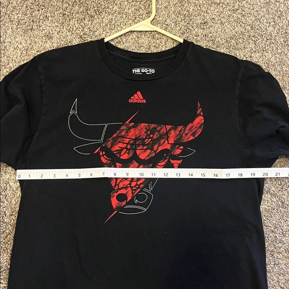 Adidas Chicago bulls Black Tee with Red Graphic size Large - Picture 4 of 5